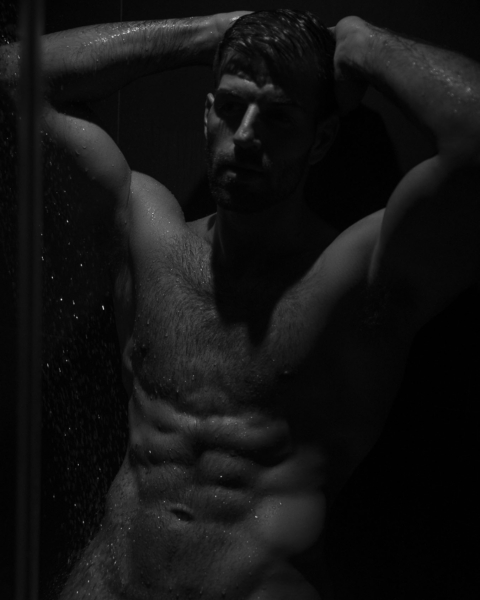 BAJO LA DUCHA, LA LUZ Y LA SOMBRA SE DELEITAN